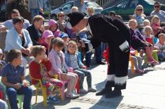 FAMILIJNA NIEDZIELA: „Małpka Fiki” oraz kurs lepienia pierogów z Pierogarnią DZIEŃ DOBRY