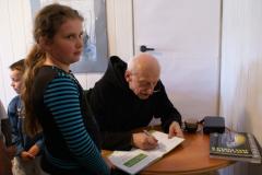 Ojciec Leon w bibliotece