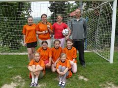 Dziewczęta grają w piłkę nożną