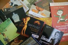 Audioboooki na półkach biblioteki