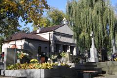 Organizacja uroczystości Wszystkich Świętych na cmentarzu w Wieliczce