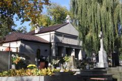 Organizacja uroczystości Wszystkich Świętych na cmentarzu w Wieliczce