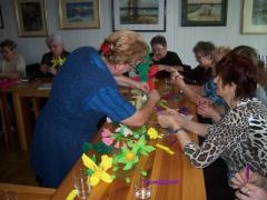 Krepinowe kwiaty w bibliotece