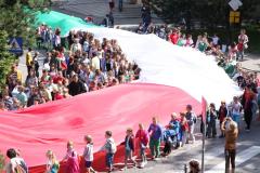 Gigantyczna flaga Włoch płynęła ulicami miasta